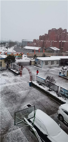 伟志模板提醒:下雪路滑 请注意安全